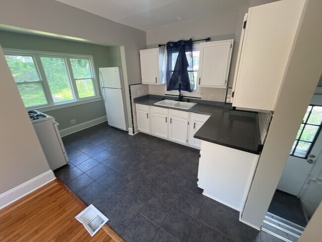 Building Photo - Charming 2-Bedroom Property in Prime Location
