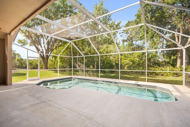 Building Photo - Enjoy the luxury living in Kingshyre, a hi...