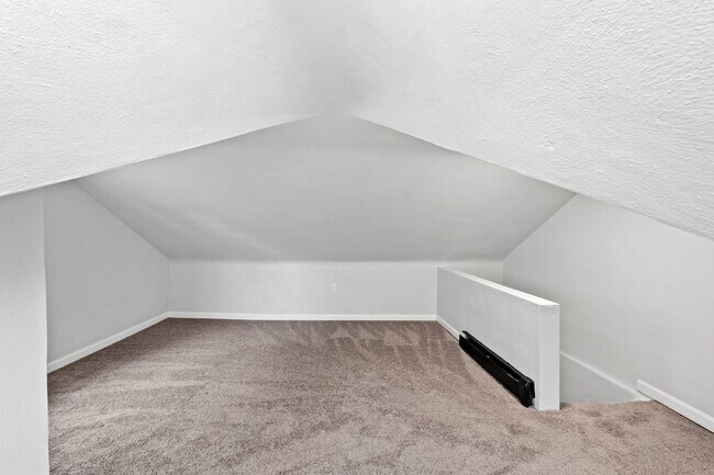 Building Photo - SCORE 50% OFF 1ST MONTH'S RENT IF SIGNED BY DEC 12! Newly renovated 2 bedroom home in Carrick ava...