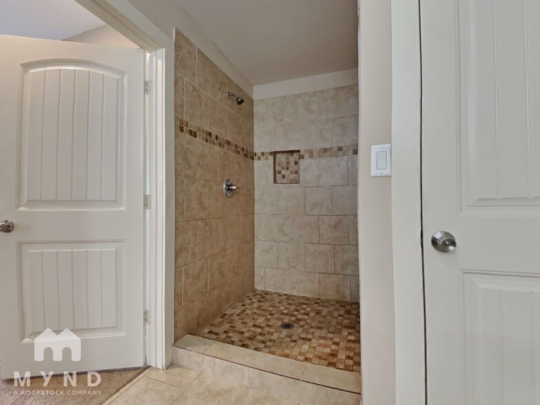 Building Photo - 5003 Higgins St