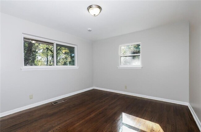 Building Photo - 5425 Skyview Dr SW