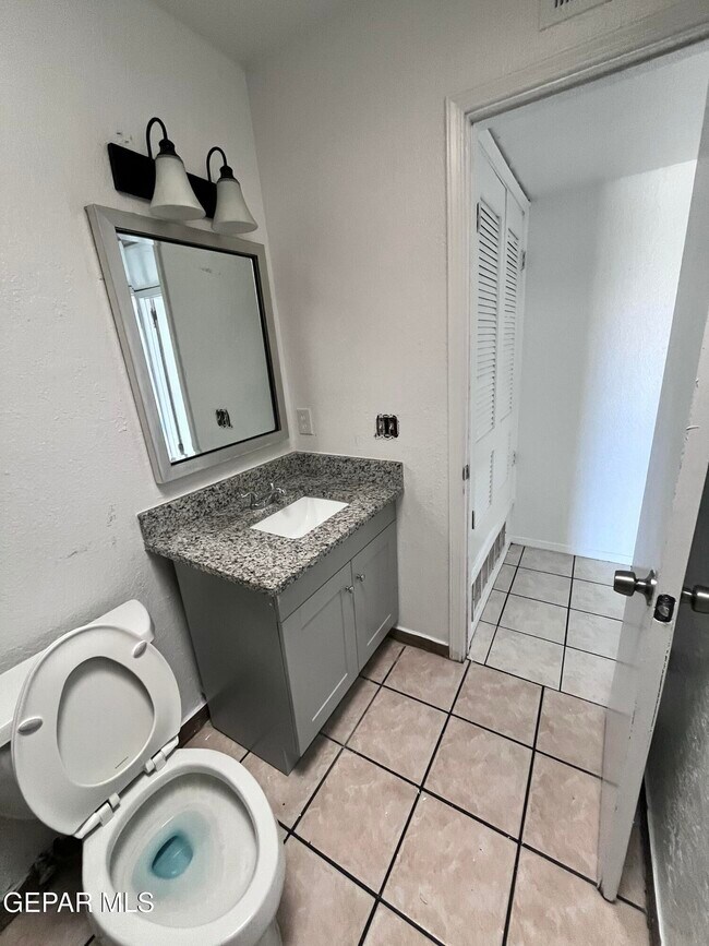 Building Photo - 5524 Oakbriar Cir