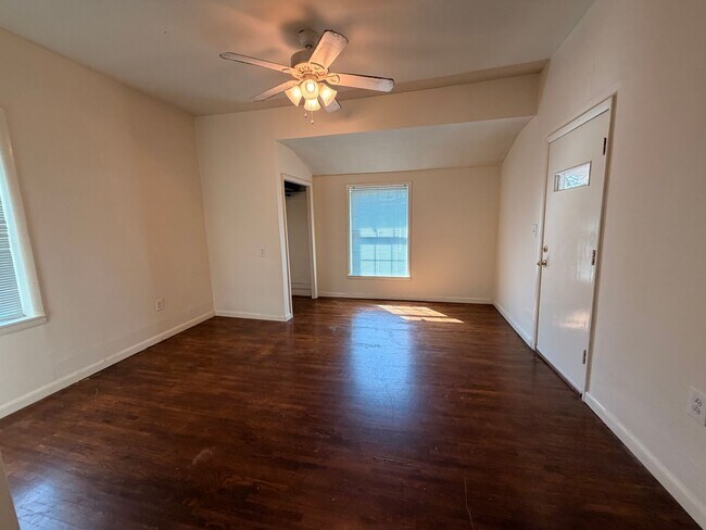 Building Photo - Come look at this 3-bedroom 1-bathroom home