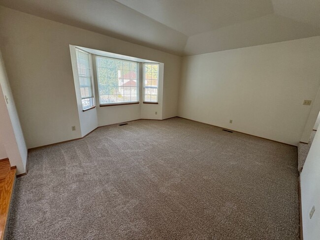 Building Photo - HEART OF SILVERDALE - 4BED 3 BATH HOME