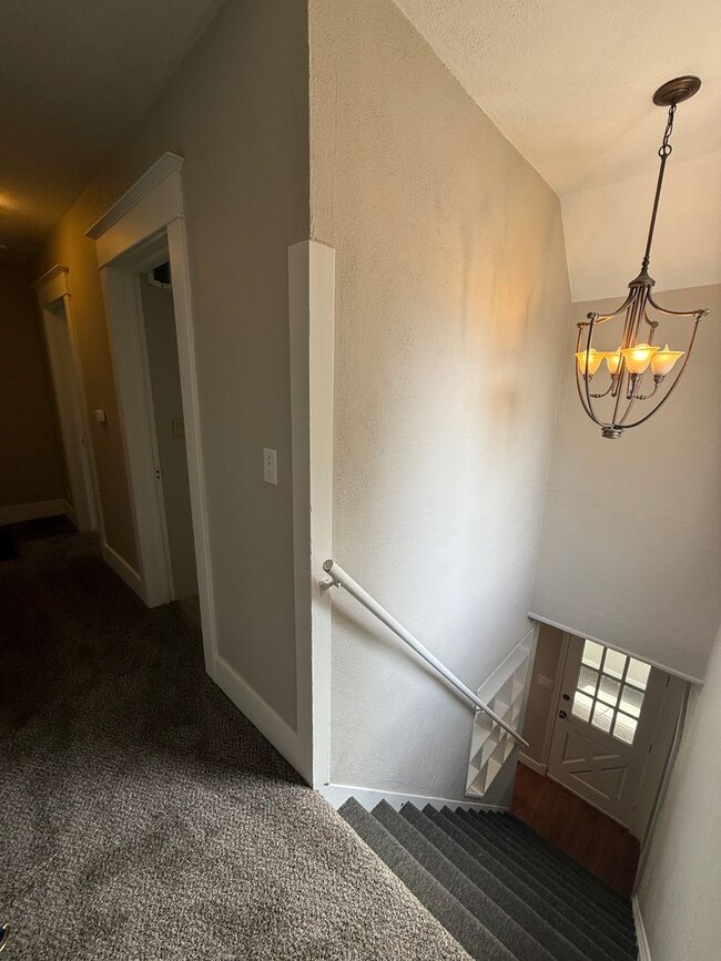 Building Photo - Large 4 Bed House with Fenced Yard