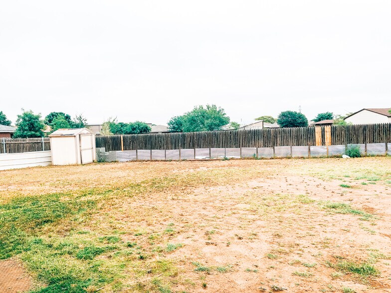 Building Photo - 6104 7th Dr