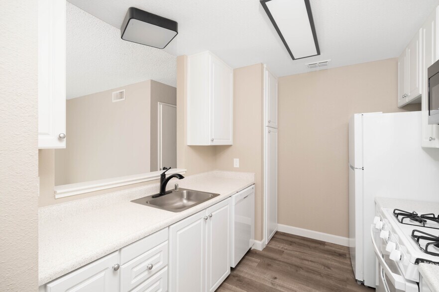 Primary Photo - Parkview Apartments