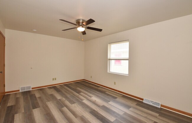 Building Photo - 3042 Hamlin Ave