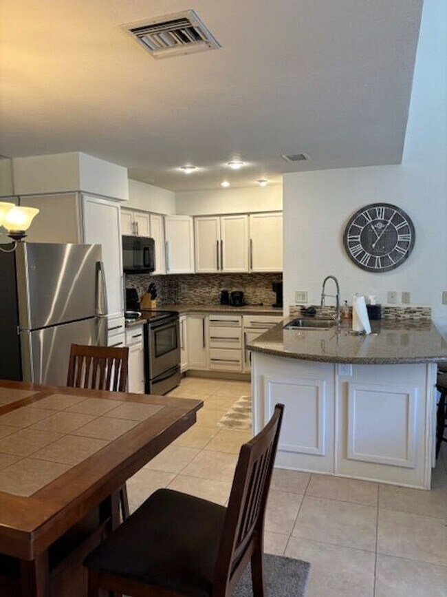 Building Photo - Two bedroom condo