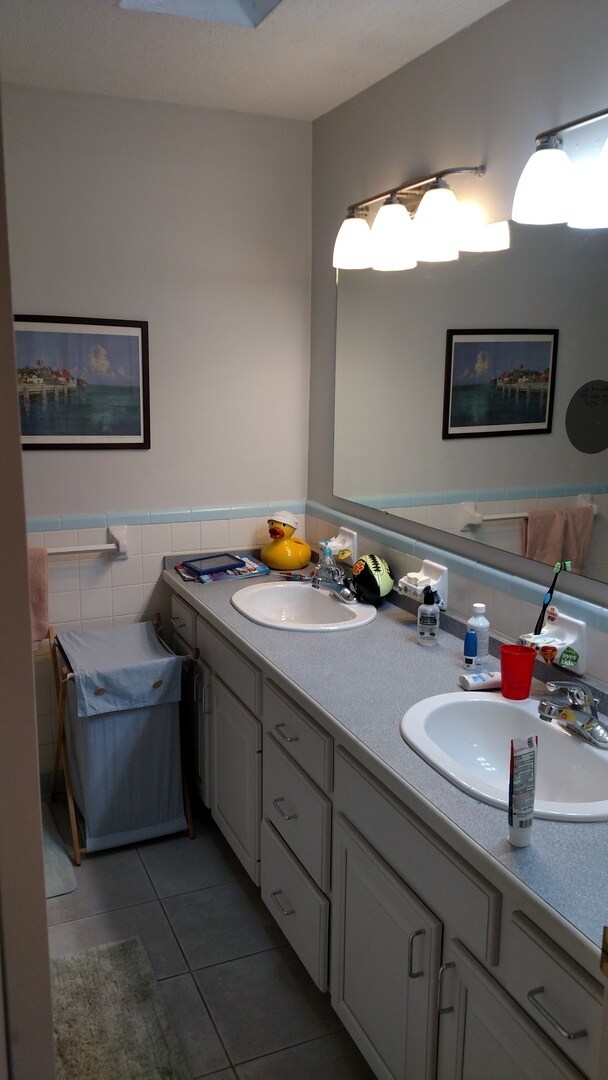 Building Photo - Beautiful 4/2.5 home in quiet neighborhood