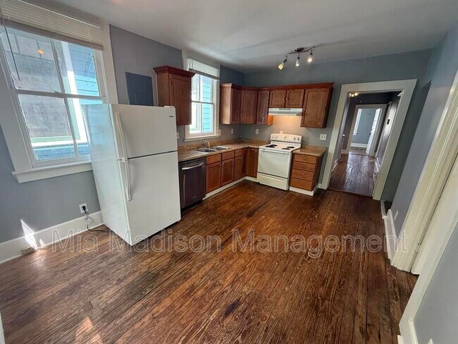 Building Photo - 607 W 44th St