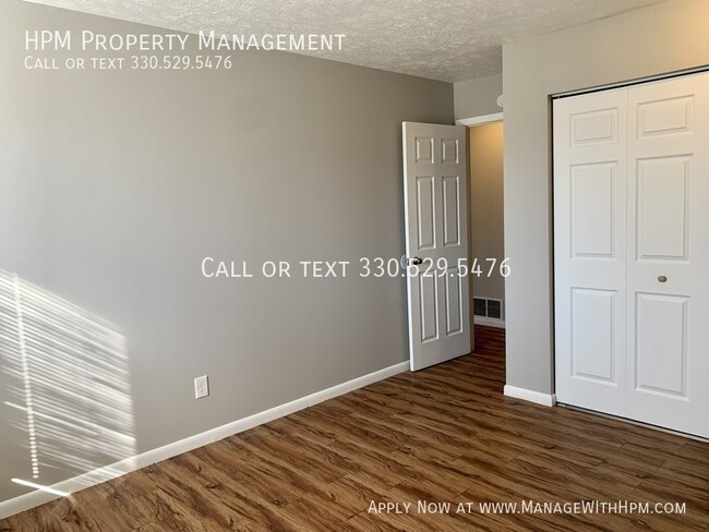 Building Photo - Move-in Special! Spacious Updated Plain To...