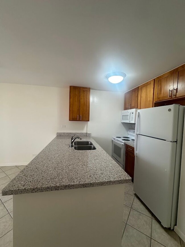 Building Photo - Highlander (AIEA) condominium 1 bed, 1 bat...