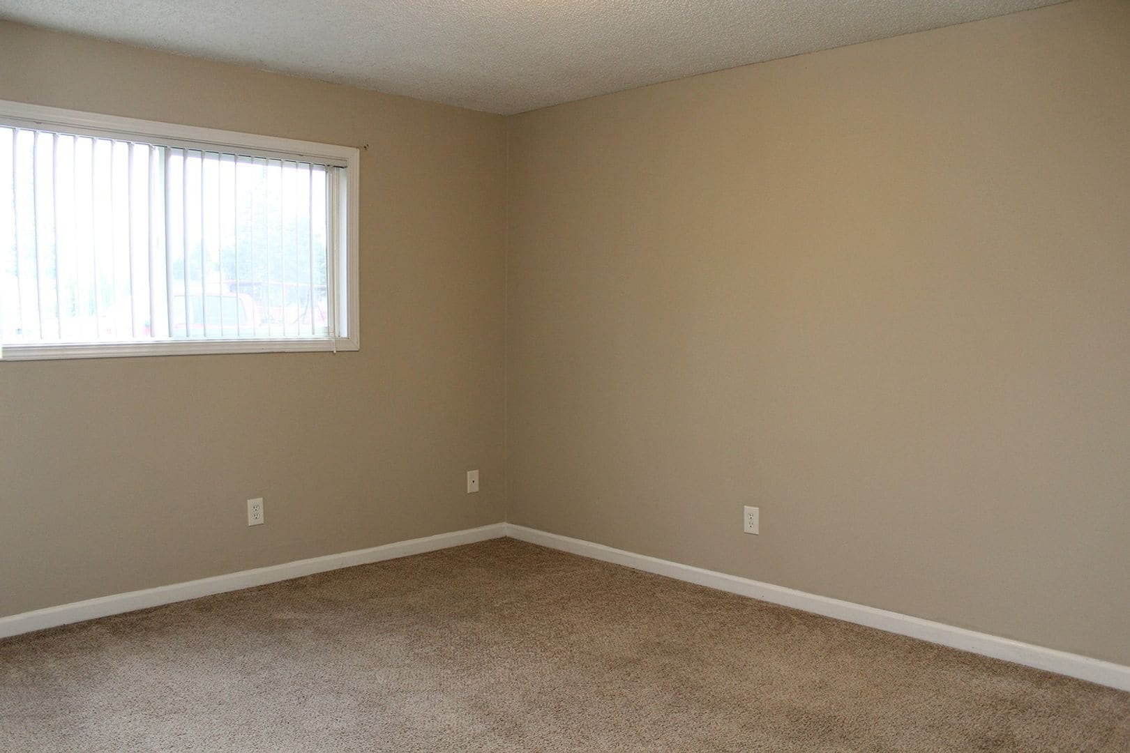 Building Photo - 4609-4609 NE Killingsworth St