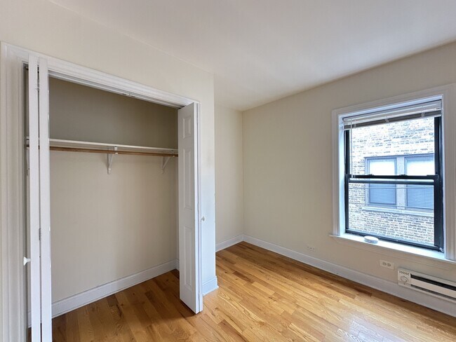 Building Photo - 822 W Cornelia Ave