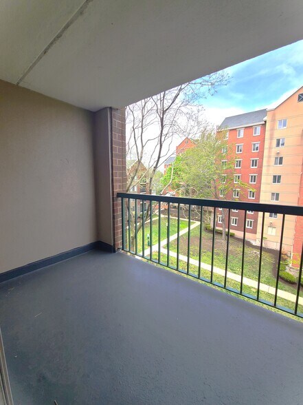 Building Photo - 1 S Point Dr