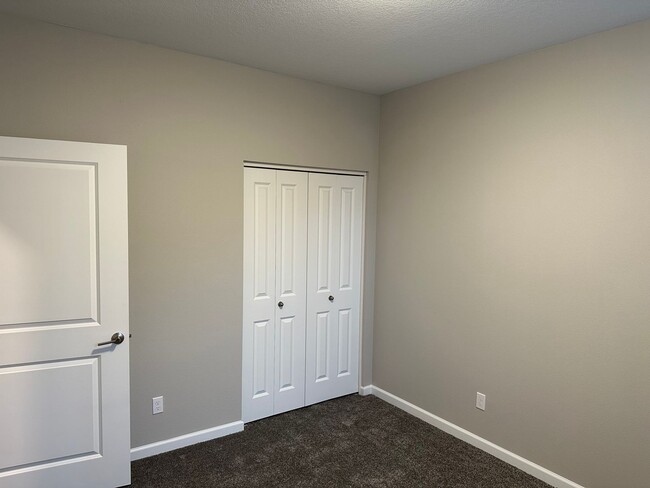 Building Photo - 418 /201 Duplex