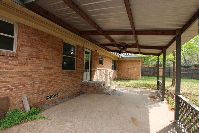 Building Photo - Adorable 3 Bed 2 Bath in Tyler with TWO Li...