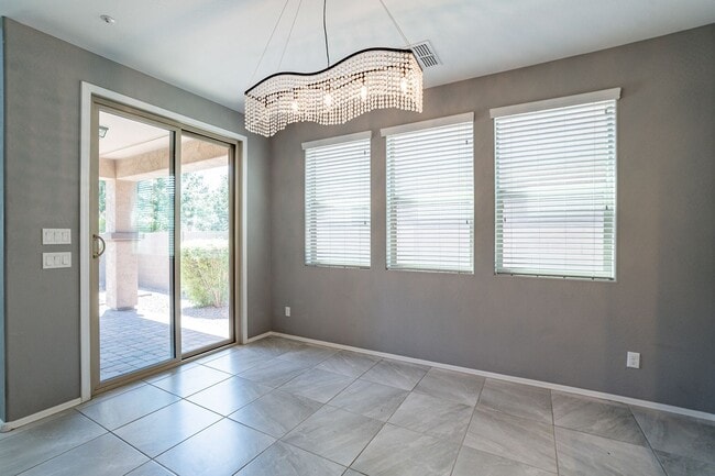 Building Photo - Move In Ready! Three Bedrooms - Beautiful ...