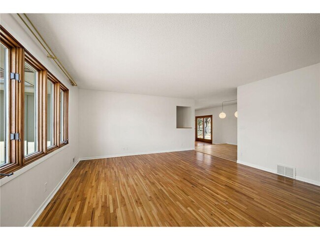 Building Photo - 953 Redwood Dr