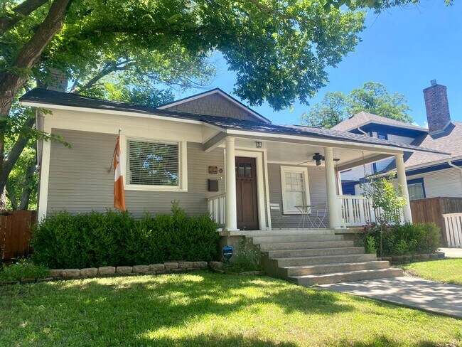 Building Photo - Charming Fairmount Bungalow