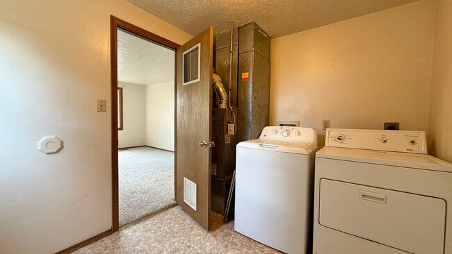 Building Photo - Move in Ready home on Piros