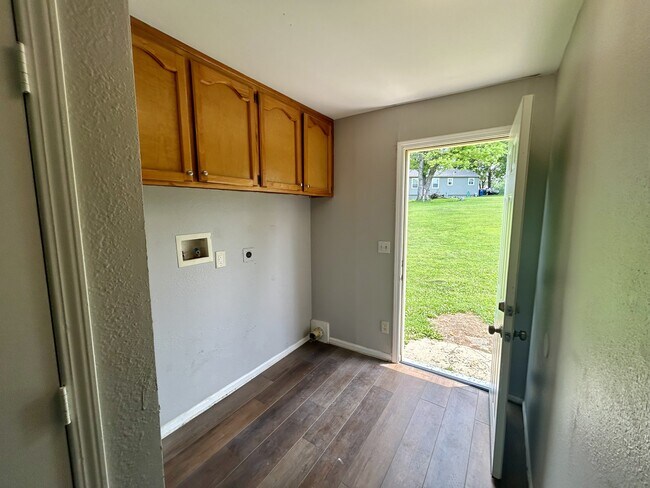 Building Photo - 8255 Lakeview Dr