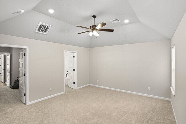 Building Photo - Like new, Move in Ready.