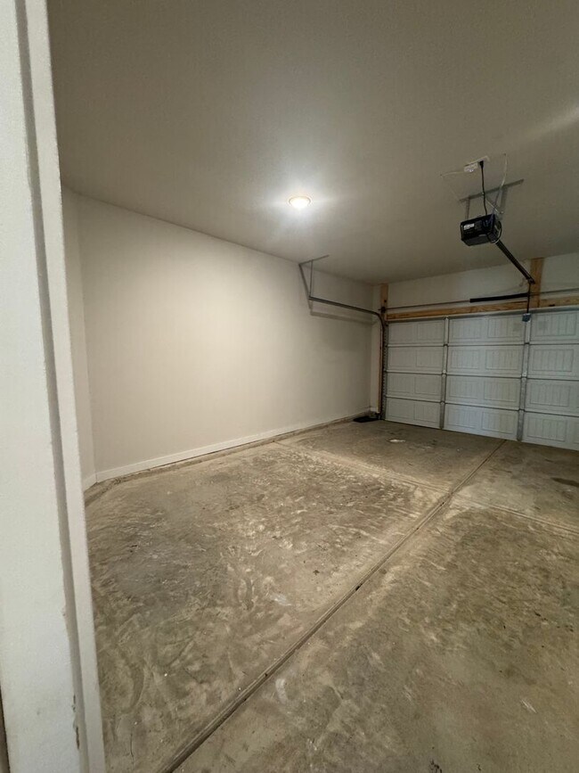 Building Photo - Spacious 3-Bedroom Home with Loft – Minute...
