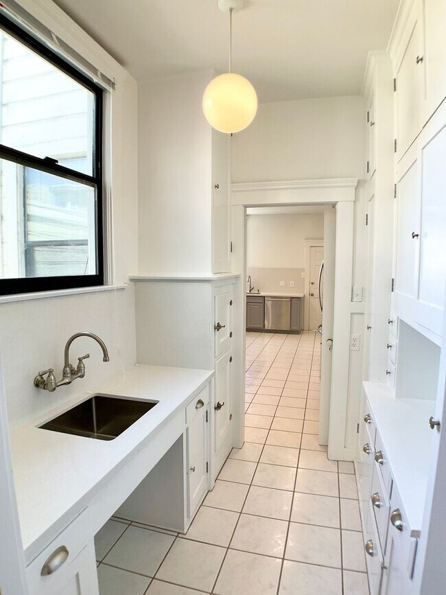 Building Photo - Stunning Multi-Level 4/2.5 W/ Dining Room....