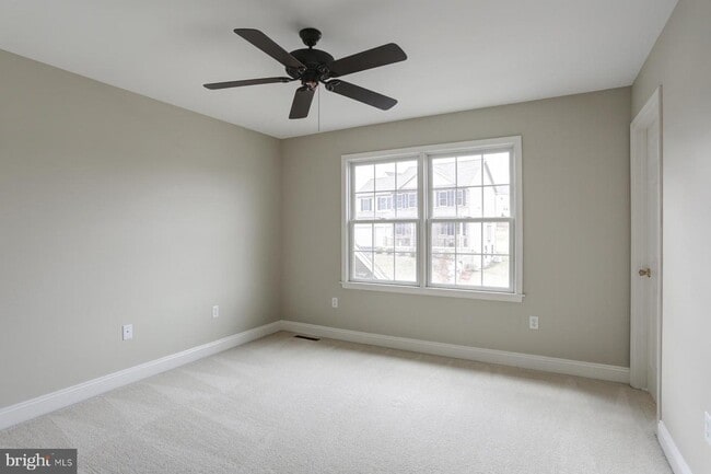 Building Photo - 490 Adam Ln