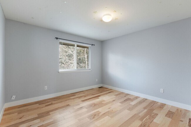 Building Photo - 4 Bedroom Dream Home waiting for you!