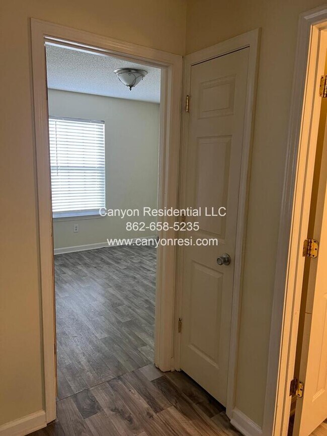 Building Photo - 461 Bedford Knoll Dr