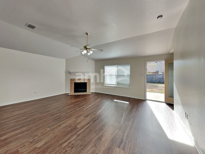 Building Photo - 432 Round Rock Rd