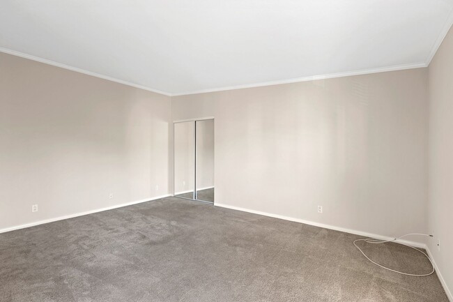 Building Photo - Excellent 1 Br 1Ba with Den in a Well Kept...