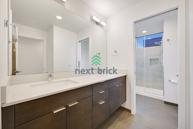 Building Photo - A beautiful 3 bed and 2 bathroom townhouse for rent