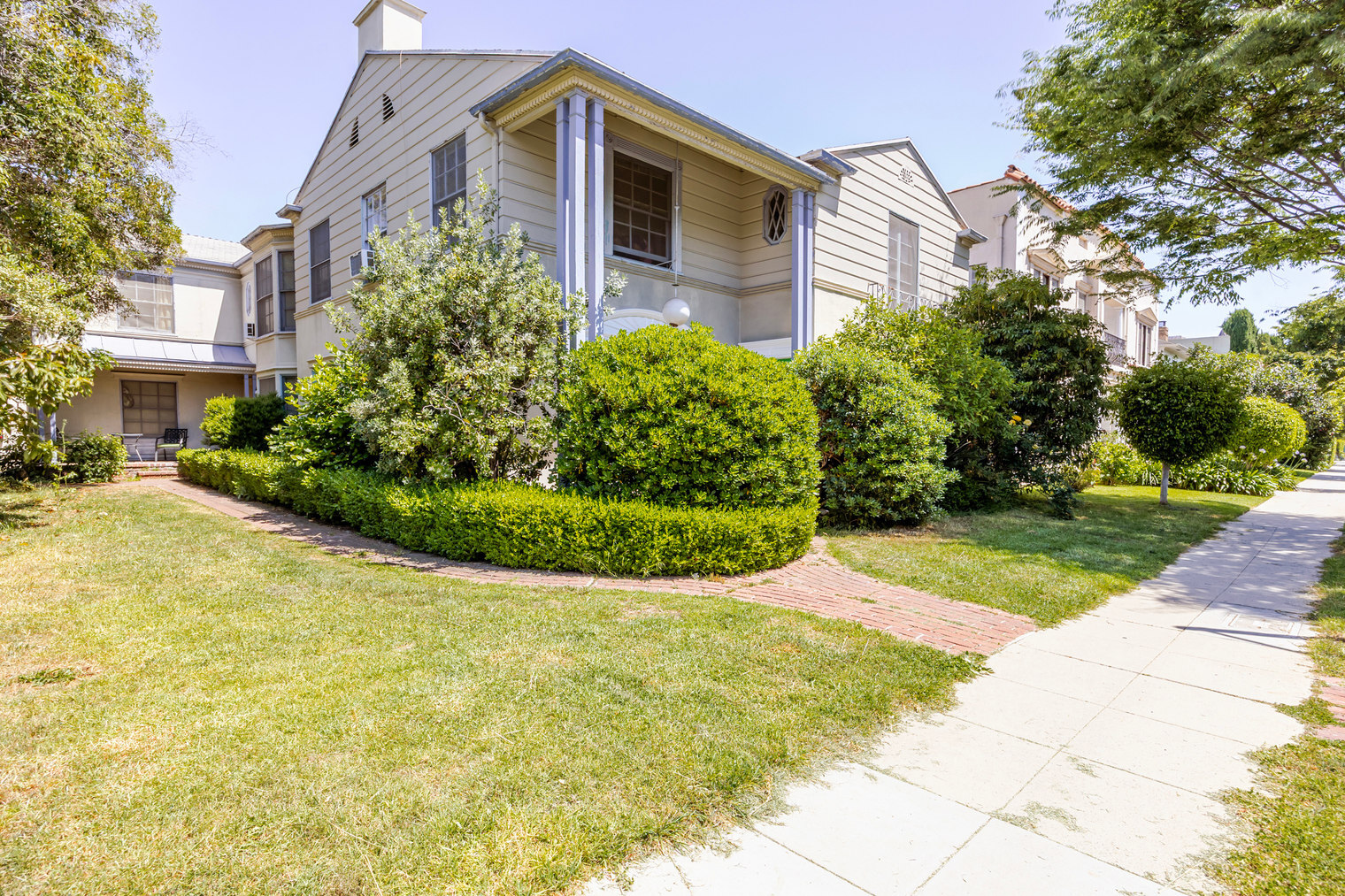 Building Photo - 136 S Roxbury Dr