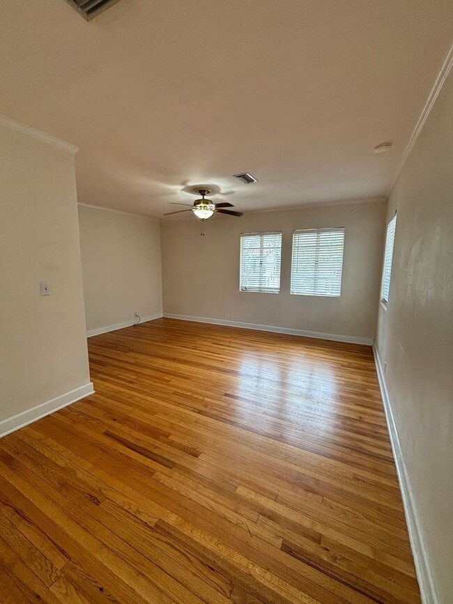 Building Photo - R1026 University Heights