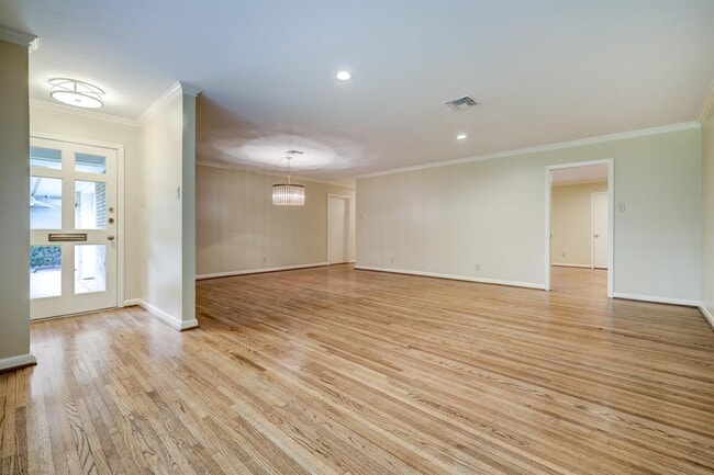 Building Photo - 722 Camelot Ln