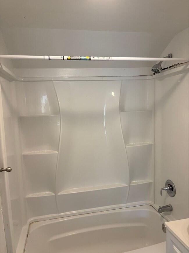 Building Photo - Euclid 2 Bedroom