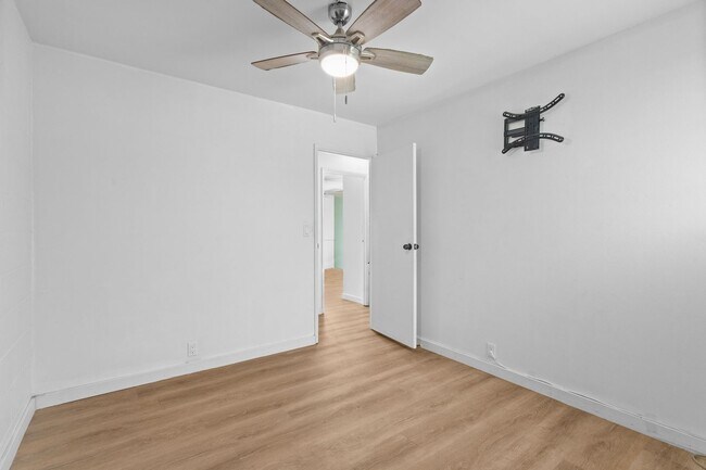 Building Photo - Spacious 3-Bedroom Townhome Across from Pearlridge – Available April 5