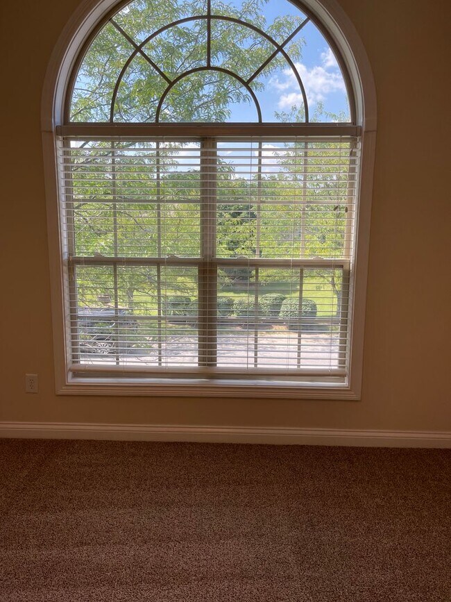 Building Photo - **COMING SOON** NICE 3 BR, 2.5 Bath Townhouse! New Paint & Carpet, Attached Garage, All Electric;