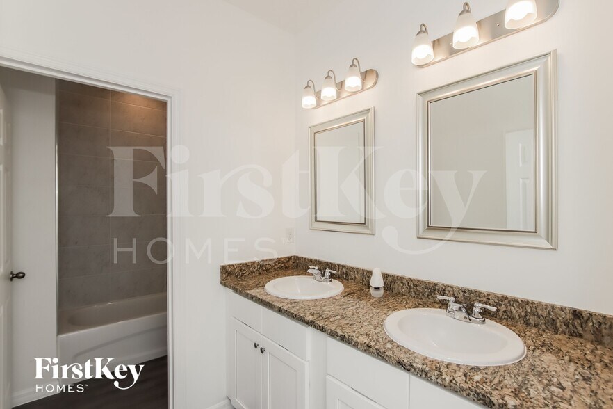 Building Photo - 1021 Locust Ave