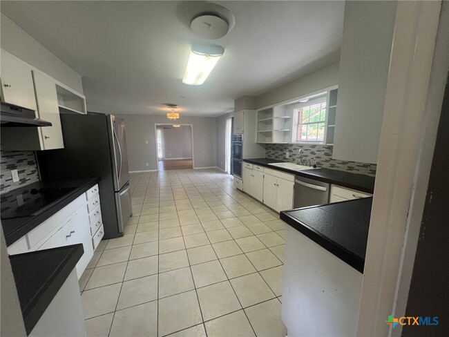 Building Photo - 943 S Pecan Ave