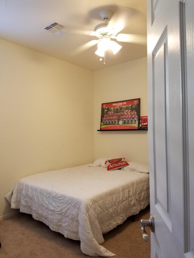 Building Photo - 1932 E Ravenswood Dr