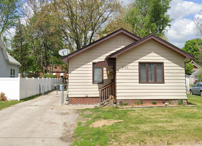 Primary Photo - 2 Bedroom, 1 Bathroom home with large garage