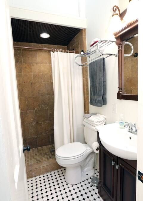 Building Photo - 832 Touro St