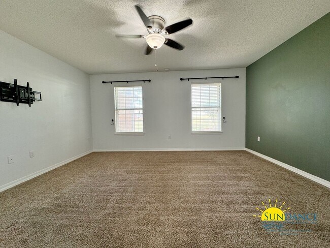 Building Photo - Stunning South Crestview Home with many Custom Details!