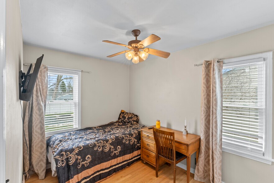 Bedroom 2 - 2515 E Crescent St