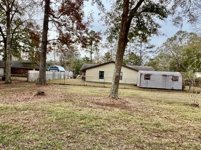 Building Photo - 3/2 with fenced in yard!